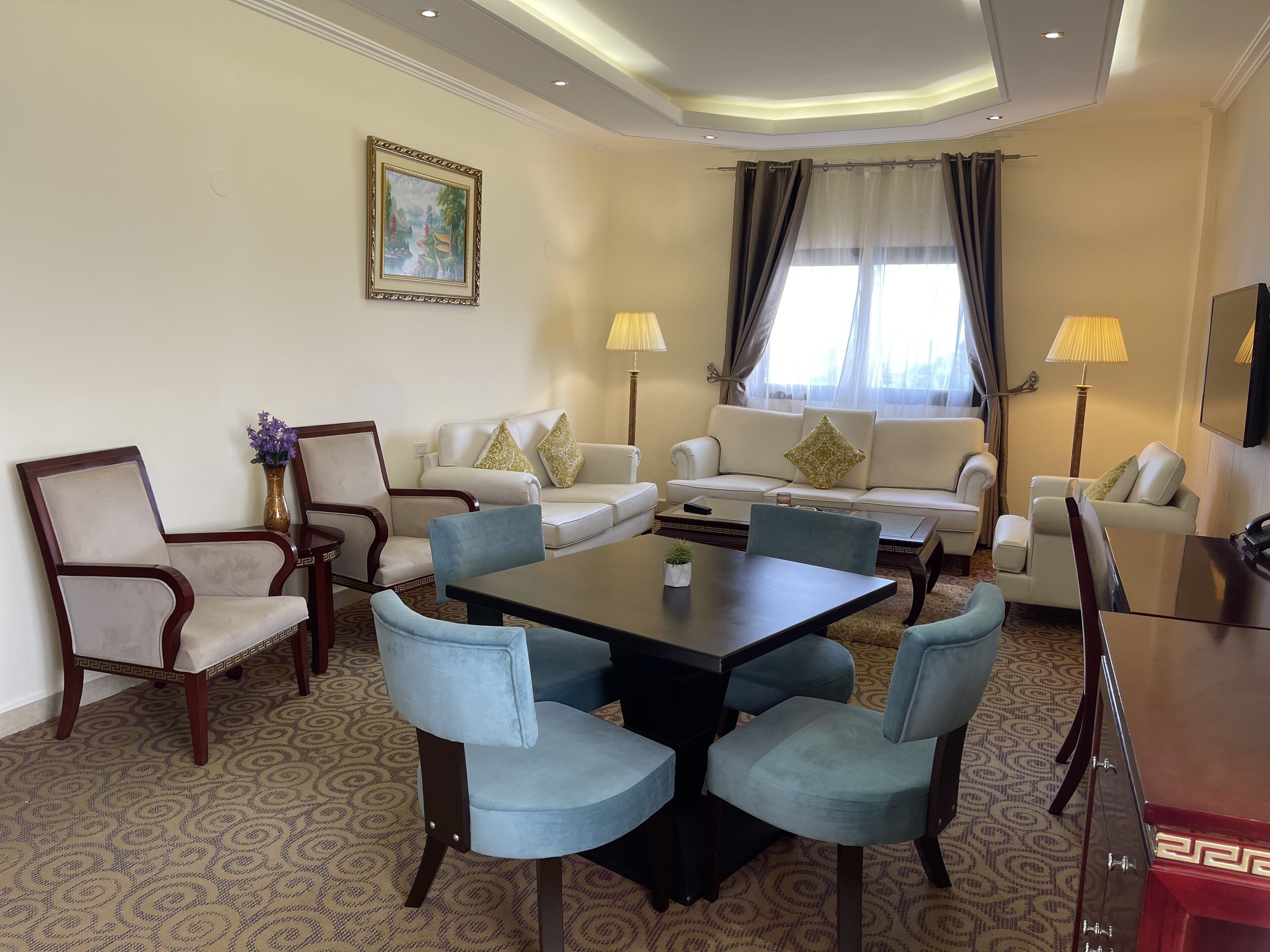 Presidential-Suite | Wohnbereich | 32-Zoll-Fernseher mit Kabelempfang