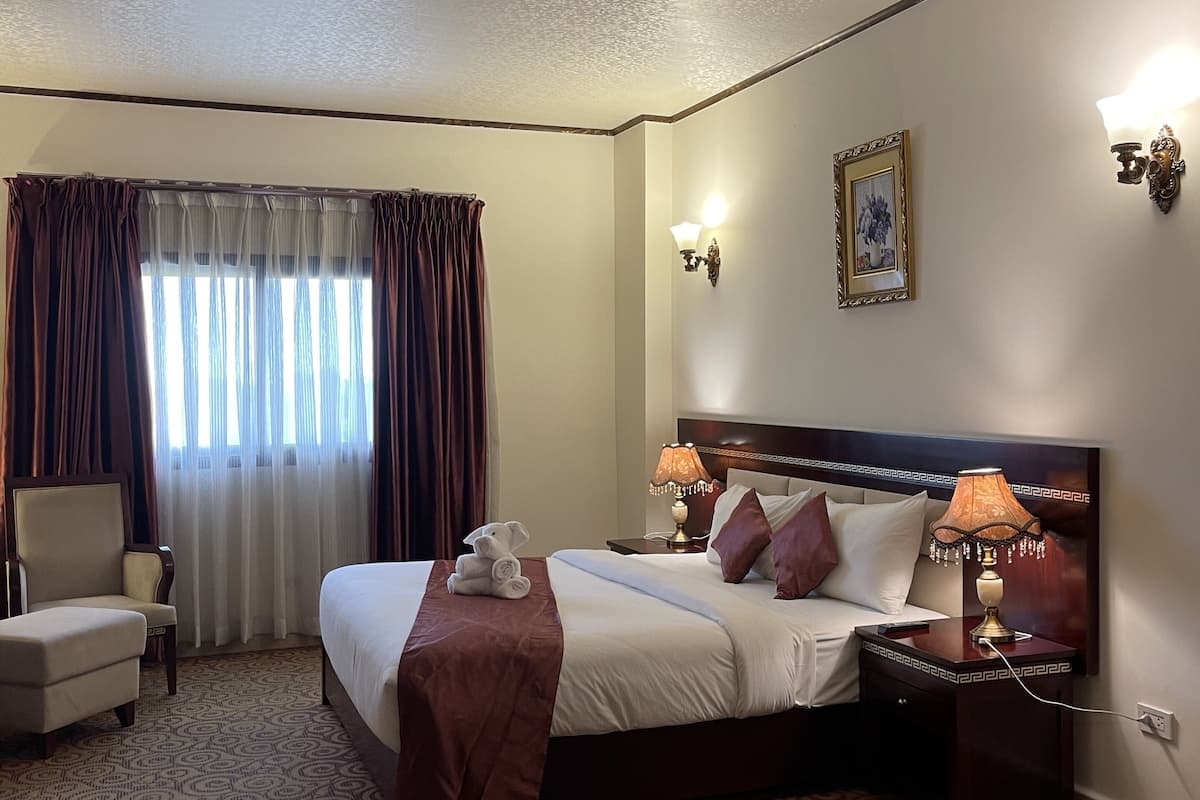 Habitación Deluxe, 1 cama de matrimonio grande | 1 dormitorio, ropa de cama de alta calidad, edredones de plumas
