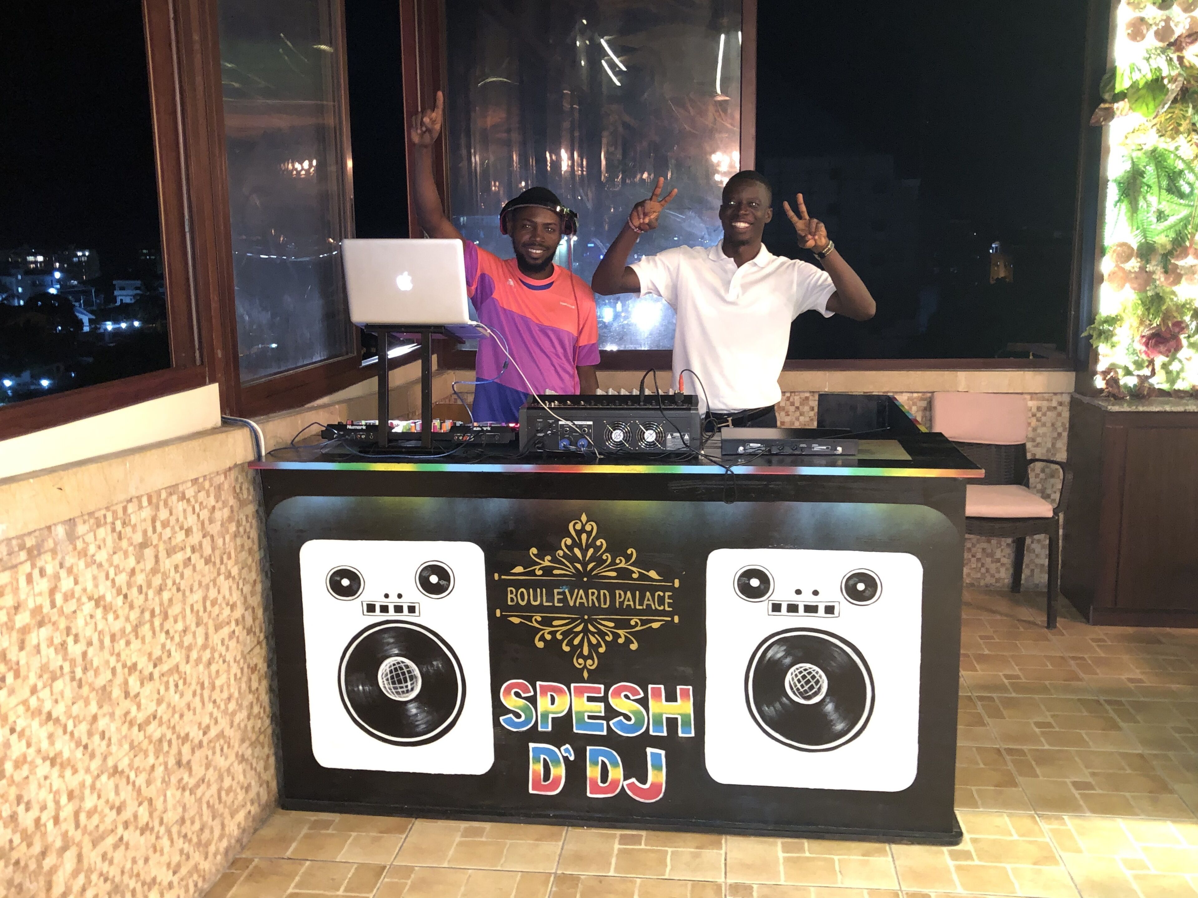 A DJ booth with a laptop and audio equipment, labeled "Boulévar Palace Sphinx DJ."