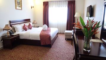 Standard King | 1 bedroom, premium bedding, down comforters, pillowtop beds