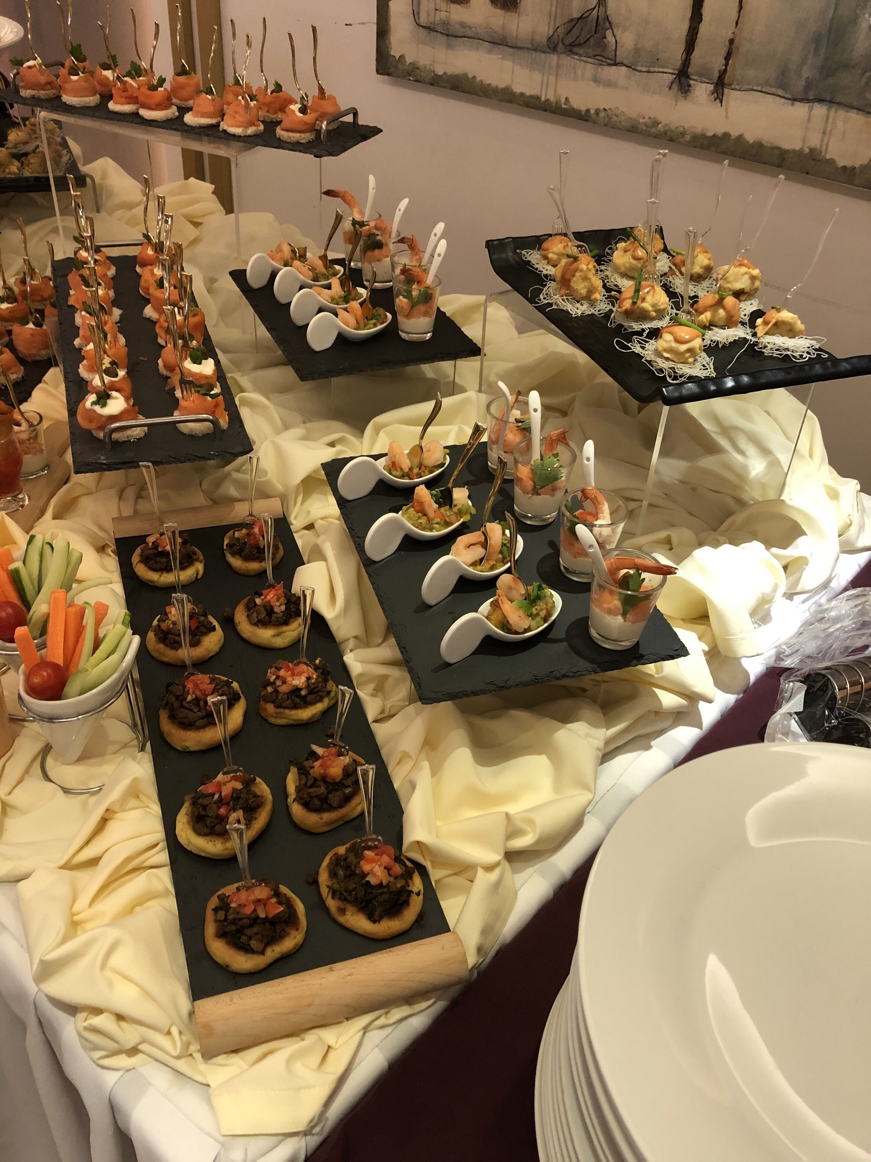 Una mesa de bufé con diferentes alimentos y utensilios.