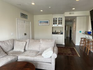 Smart TV - Beach Condominium-- 3 blocks to beach (HERMOSA BEACH)