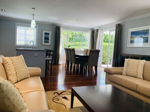 TV, fireplace, stereo - Tinkerbell Cottage - Russell Cottages Collection (Russell)