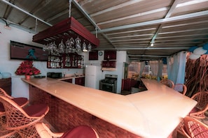 Réfrigérateur, four à micro-ondes, cafetiÚre-théiÚre