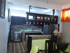 Kühlschrank, Wasserkocher mit Kaffee-/Teezubehör