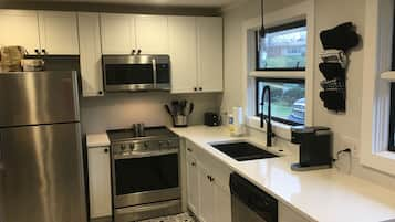 Private kitchen | Fridge, microwave, oven, stovetop