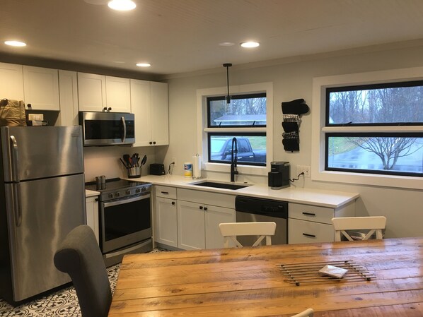 Jääkaappi, mikroaaltouuni, uuni, liesi