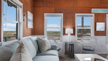 Una Smart TV, un reproductor de DVD, libros