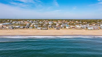 PĂ„ stranden och solstolar