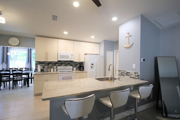 Jääkaappi, mikroaaltouuni, uuni, liesi