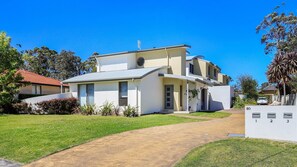A modern two-story house with a driveway leading to the entrance. - Coast Bliss on Currambene (Huskisson)