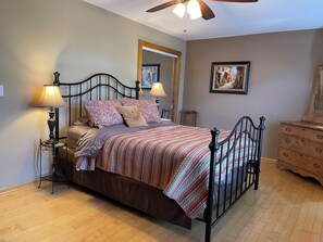 6 bedrooms, desk, iron/ironing board, free WiFi