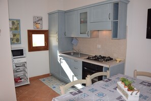 Een koelkast, een magnetron, een oven, een kookplaat