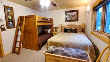 2 soverom, skrivebord, strykejern/-brett og reiseseng for barn