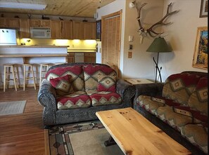 Smart TV, lareira, DVD player, videoteca