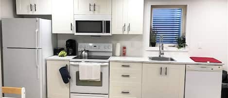 Refrigerador, microondas, lavavajillas y cafetera y tetera