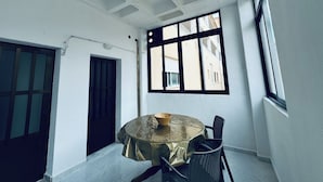 A room with a round table, chairs, a window, and a door. - Sea view holiday apartment (Torrevieja)