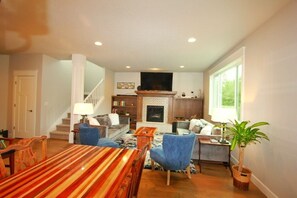 TV connectée, livres, chaîne hi-fi, espaces bureaux