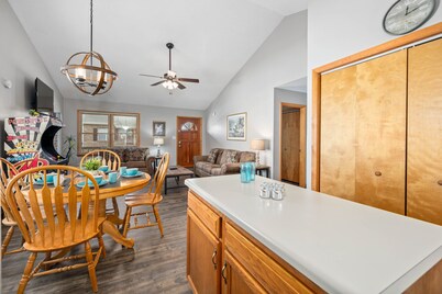 Cozy Cottage with Hot Tub 3 Blocks from the Parkway