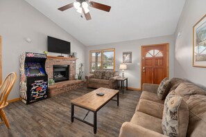 Smart TV, caminetto, videogiochi