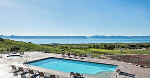 Alberca al aire libre y alberca climatizada