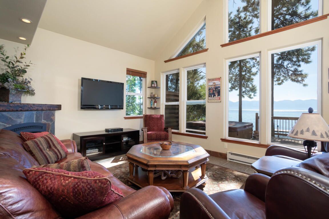 Smart TV, chimenea y libros 