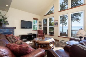 Älytelevisio, takka, kirjoja