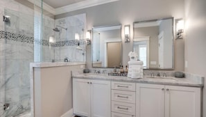 Shower, hair dryer, towels - Luxury 4BR Home! Walk to Beach & Bike to Pool! ~ The Wander Inn at WaterSound (Santa Rosa Beach)
