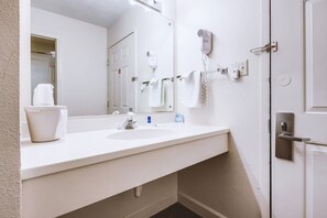 シャワー付き浴槽、ヘアドライヤー、タオル、石鹸