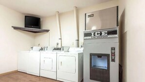 Une buanderie équipée d’un lave-linge, d’un sèche-linge et d’un distributeur de glaçons.