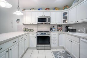 Fridge, oven, stovetop, coffee/tea maker