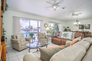 Unclassified image, 2 of 35, button - Tropical Breezes is a spacious 3bed/2bath half duplex in desirable Key Colony Beach with dockage & Cabana Club access (Key Colony Beach)