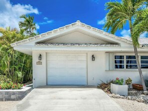 Exterior - Tropical Breezes is a spacious 3bed/2bath half duplex in desirable Key Colony Beach with dockage & Cabana Club access (Key Colony Beach)