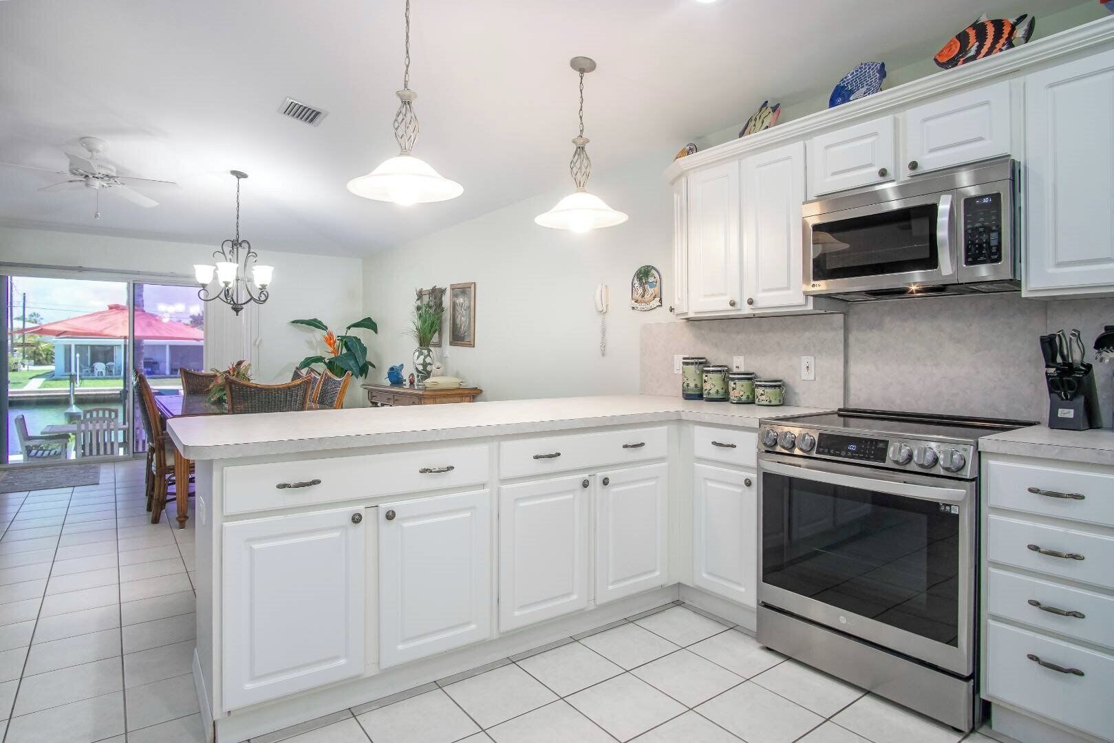Fridge, oven, stovetop, coffee/tea maker