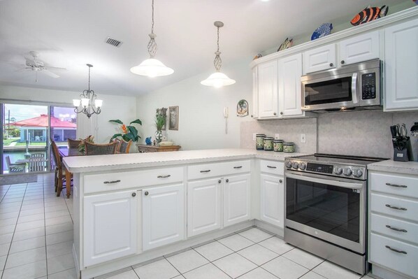Fridge, oven, stovetop, coffee/tea maker