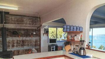 Kjøleskap, mikrobølgeovn, ovn og vannkoker