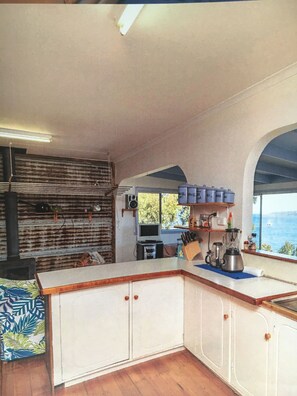 Fridge, microwave, oven, electric kettle - 'The Shack' 2 minute walk to the beach (Southport)