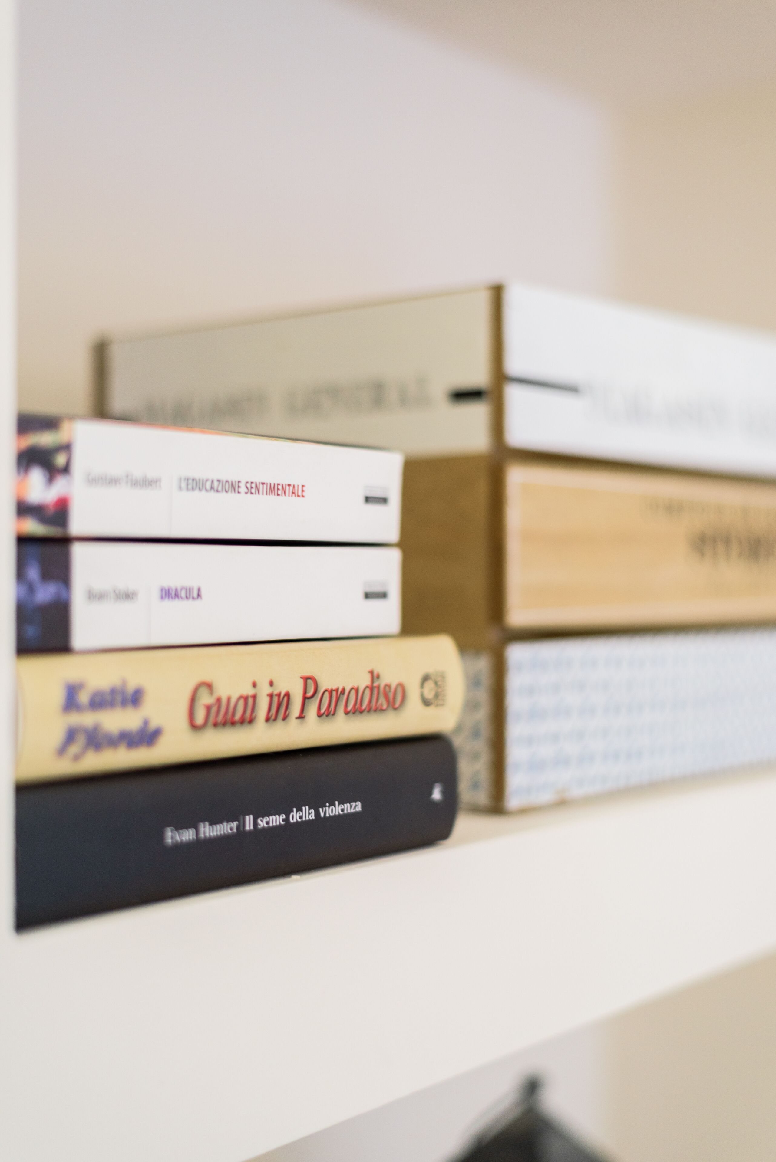 Une pile de livres sur une étagère.