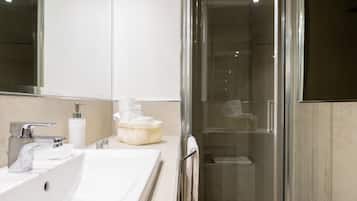 Bathtub, hair dryer, bidet, towels