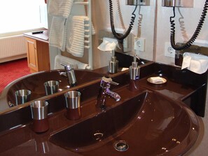 Douche, sèche-cheveux, serviettes fournies