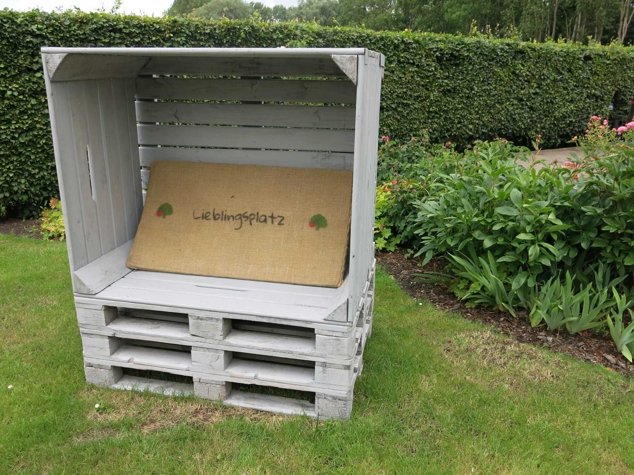 Eine rustikale Holzkonstruktion mit einer Bank und einem Schild mit der Aufschrift 'Lieblingsplatz'.