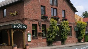 Un edificio de ladrillo con un letrero que dice 'Bier ein Bier' y 'Wurst's Gasthof Lur-Pfett'.