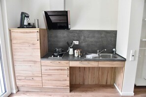 Kühlschrank, Mikrowelle, Ofen, Hochstuhl