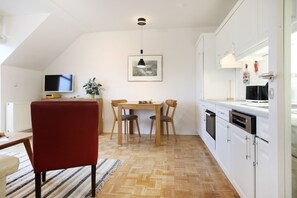 KylskÄp, ugn, diskmaskin och kaffe- och tebryggare