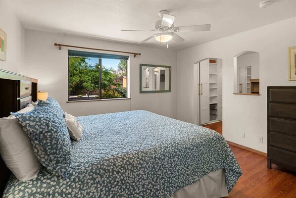 3 bedrooms, desk, iron/ironing board, free WiFi