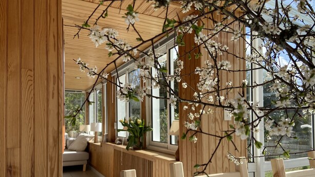 A wooden interior with large windows, a seating area, and a table. - wood-panelled sailor's cottage a stone's throw from the port (Bénodet)