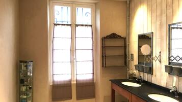 Een douche, een haardroger, handdoeken, zeep