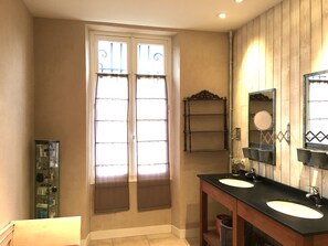 Douche, sĂšche-cheveux, serviettes fournies, savon