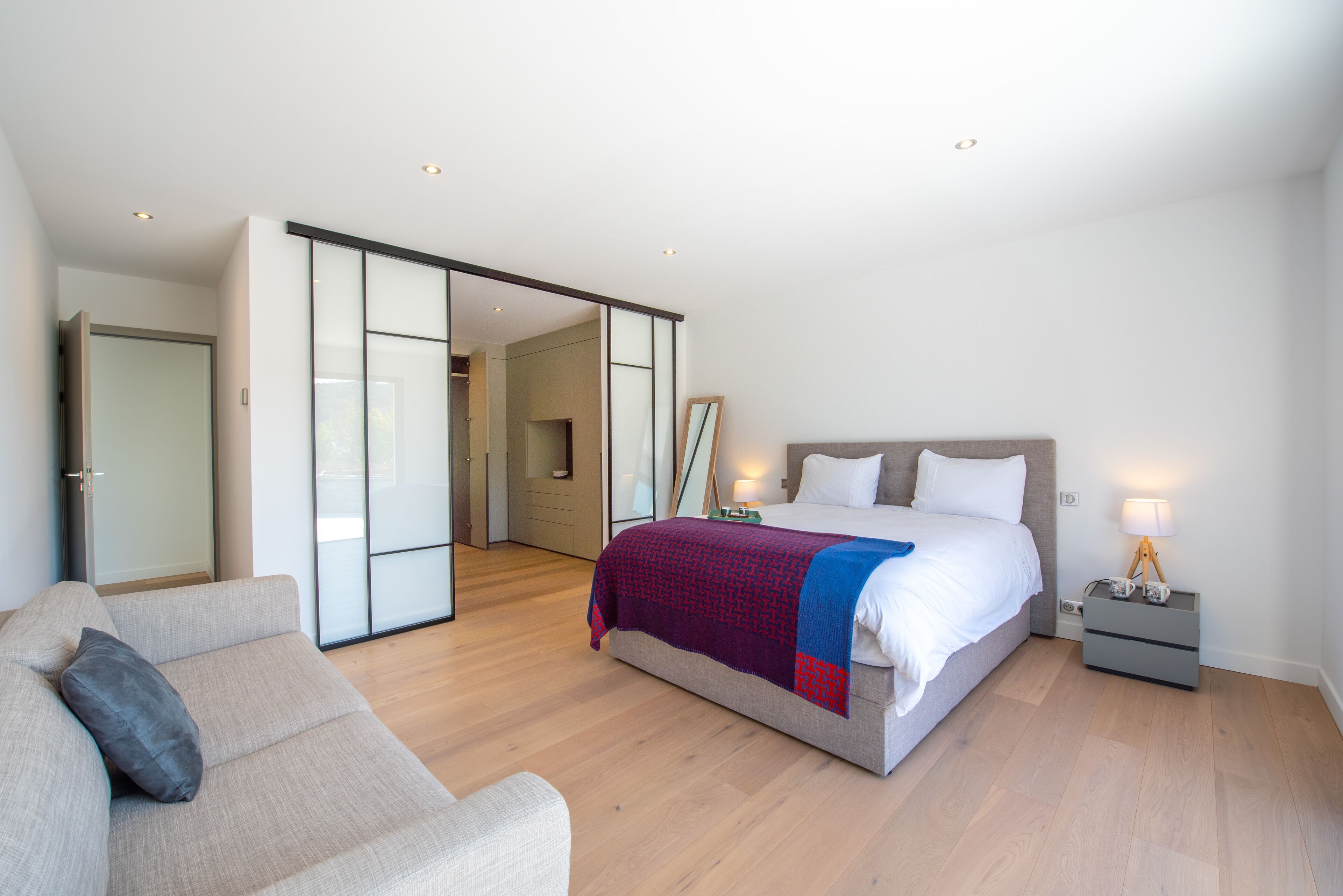 7 chambres, coffres-forts dans les chambres, bureau