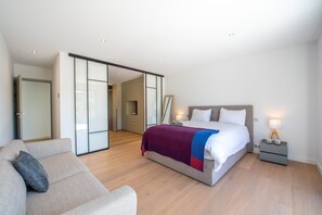 7 bedrooms, in-room safe, desk, iron/ironing board - Villa Giulia - Architect's villa on the ground floor (Trans-en-Provence)